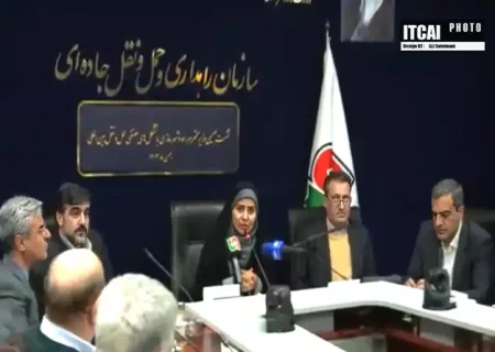نشست صمیمانه فرزانه صادق وزیر راه و شهرسازی با نمایندگان تشکل‌های صنفی حمل‌و‌نقل جاده‌ای