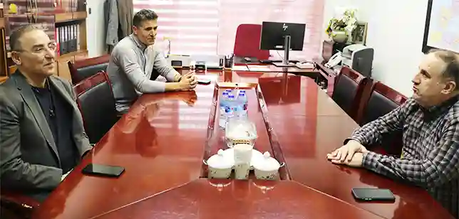 برگزاری نشستی کوتاه با پیمان سنندجی رئیس کمیسیون حمل و نقل اتاق بازرگانی تهران در انجمن ایران